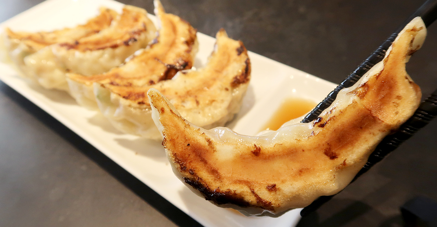 ネギ油がポイント！手包みの大きめ餃子
