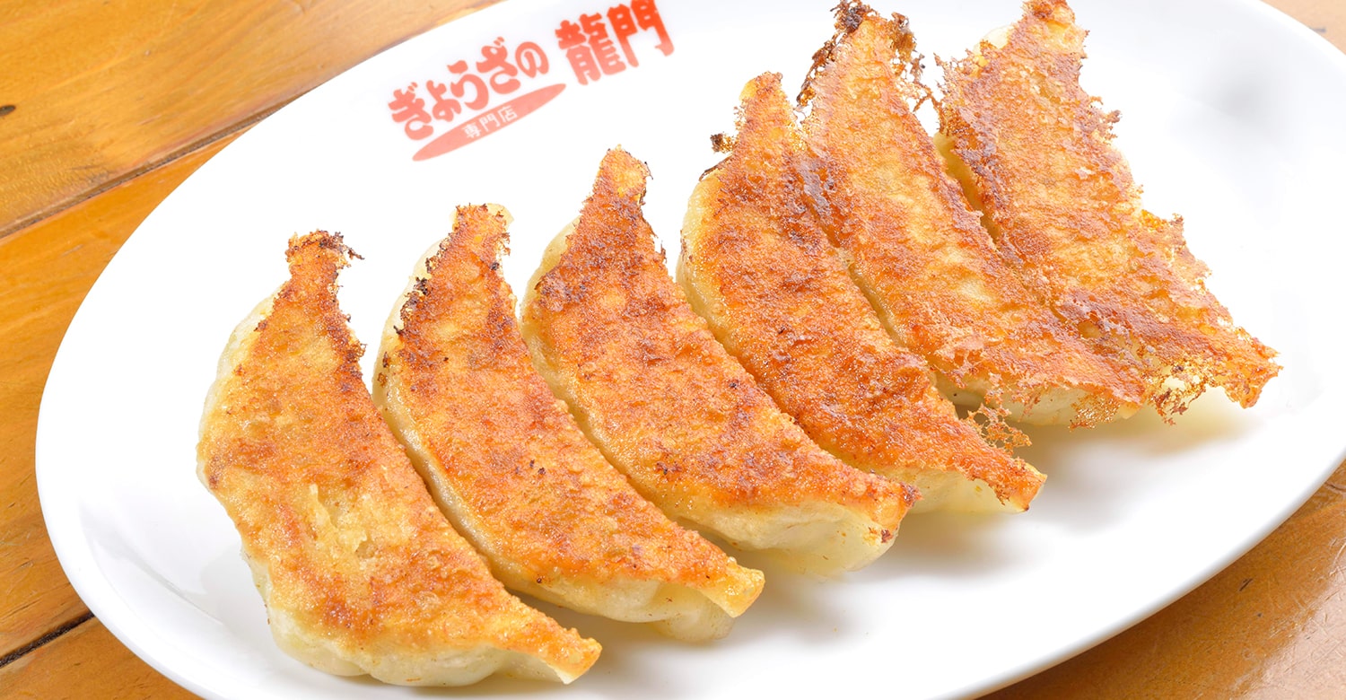 薄皮のパリッと餃子を作る店主はプロの演歌歌手！