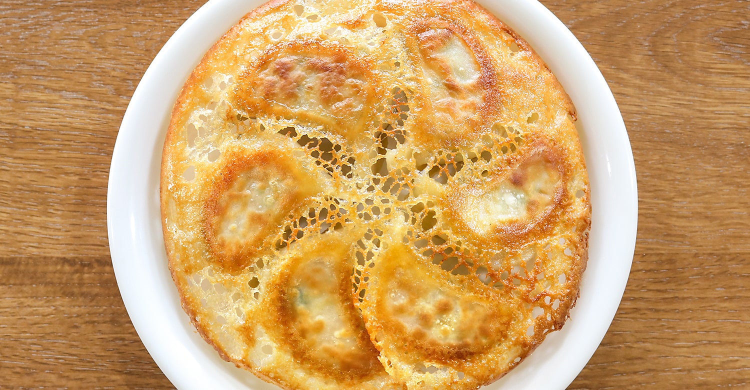 円形に焼いた羽根つき餃子。季節メニューもあり！