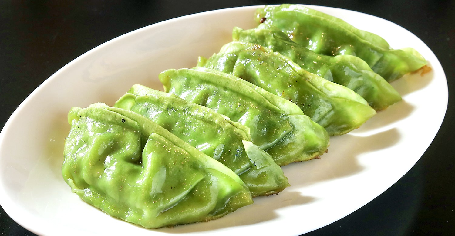 老舗の製麺所が作る餃子は、採れたて野菜たっぷり